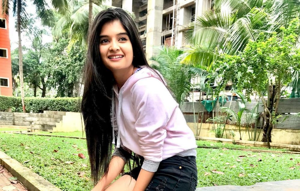 Bhavika Sharma (Actress) Biography, Height, Age, Weight, Body Measurements, Boyfriend, Family, Parents, Photos, Net Worth, Wiki & More