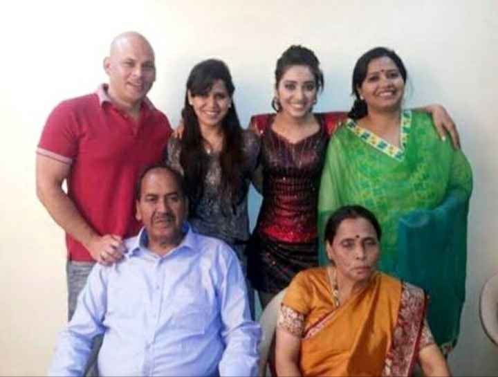 Asha Negi with her elder sister, younger sister, her mother, and his father