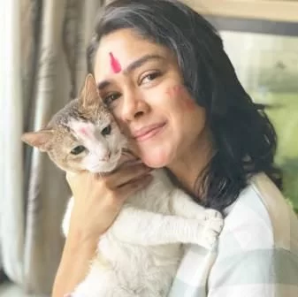 Mrunal Thakur with her pet Cat