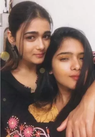 Shalini Pandey with her sister Pooja Pandey