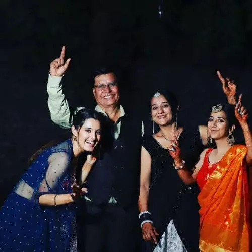 Ayushi Khurana with her Family